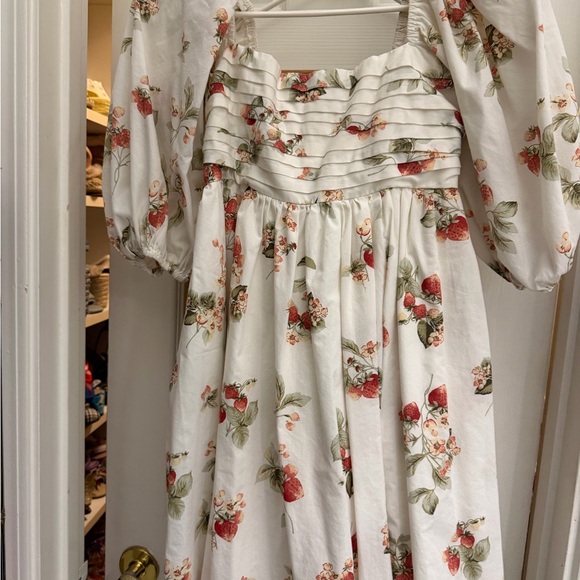 Abercrombie & Fitch Dresses & Skirts - Abercrombie and fitch Puff-sleeve strawberry Print mini dress